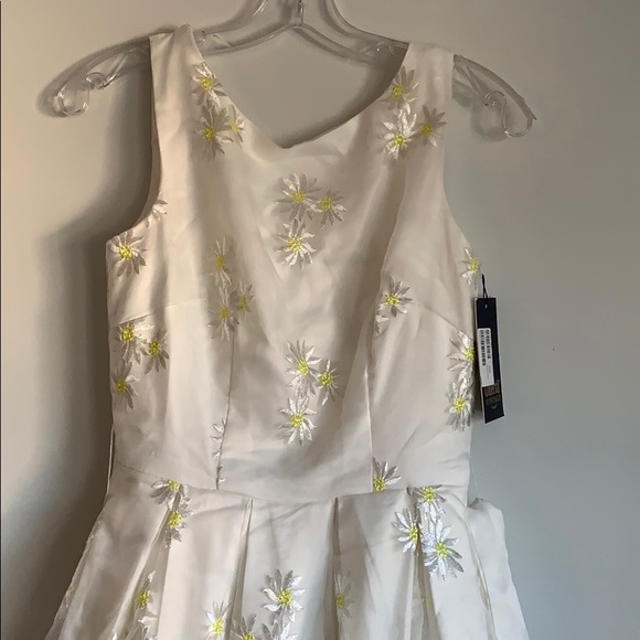 Embroidered Daisy Tulle Dress - Picture 3 of 4